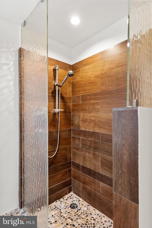 bathroom featuring tiled shower