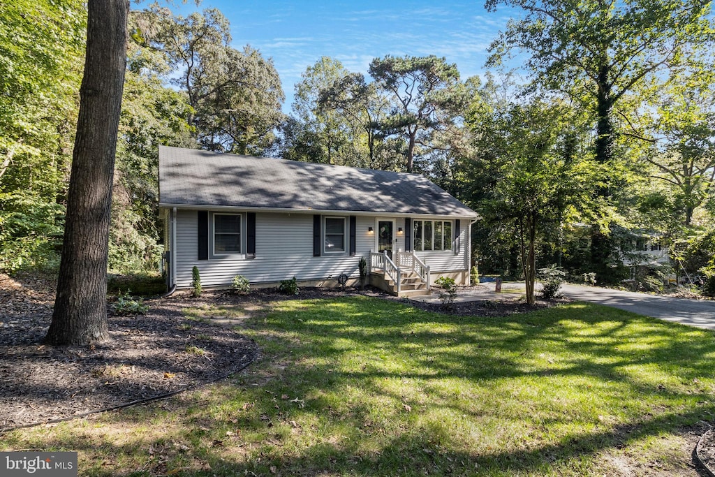 single story home featuring a front yard