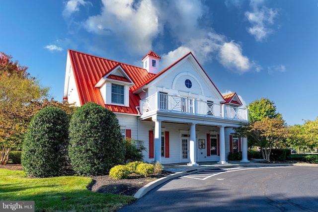 view of front of house with a balcony