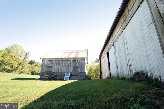 view of yard featuring an outbuilding