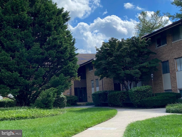 view of property's community featuring a yard