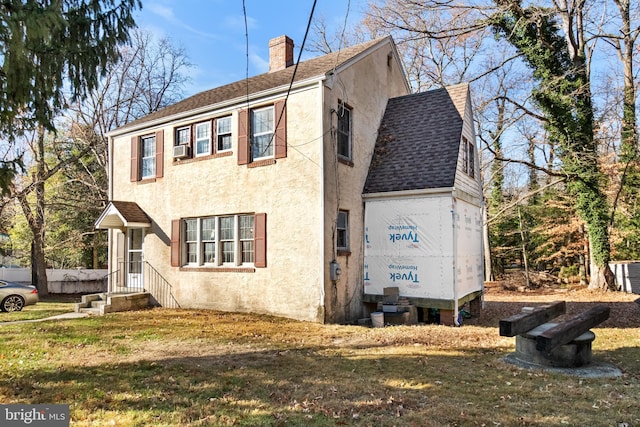 view of front of home featuring a front lawn