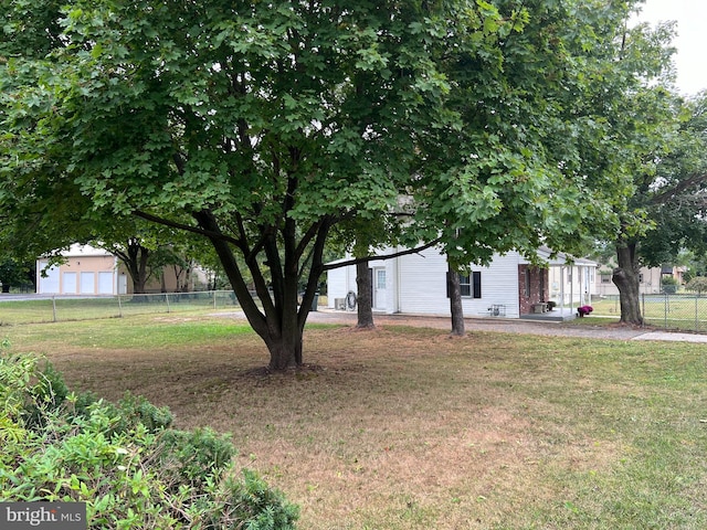 view of yard featuring an outbuilding