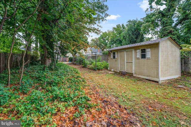 view of yard featuring a storage shed