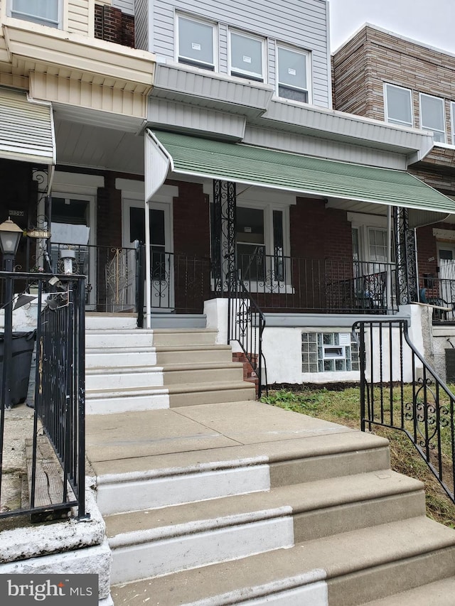 entrance to property featuring covered porch