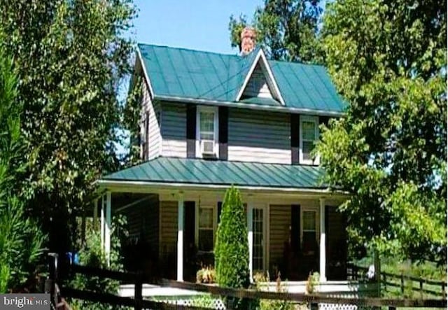 view of front of property featuring a porch