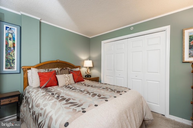 bedroom featuring a textured ceiling, carpet, crown molding, and a closet