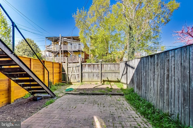 view of yard featuring a patio area