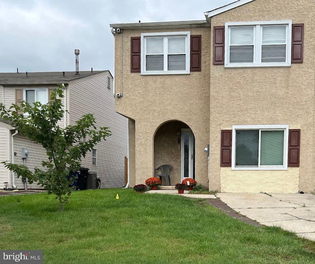 view of front of home with a front lawn