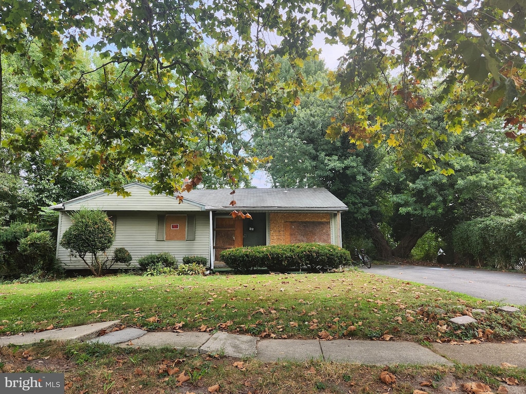 view of front of house featuring a front yard