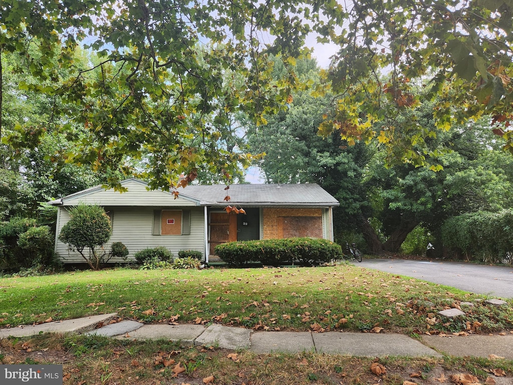 ranch-style home with a front lawn