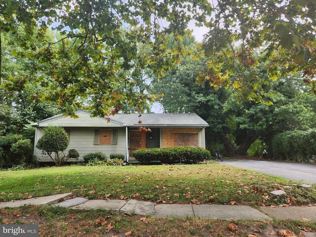 ranch-style home with a front lawn