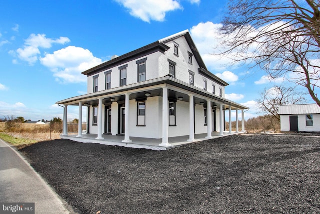 country-style home with a porch