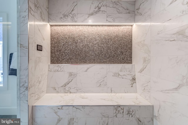 bathroom featuring a tile shower