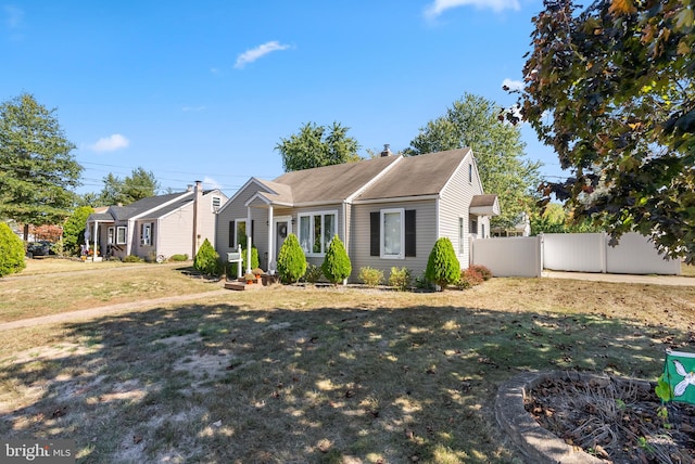 single story home featuring a front lawn