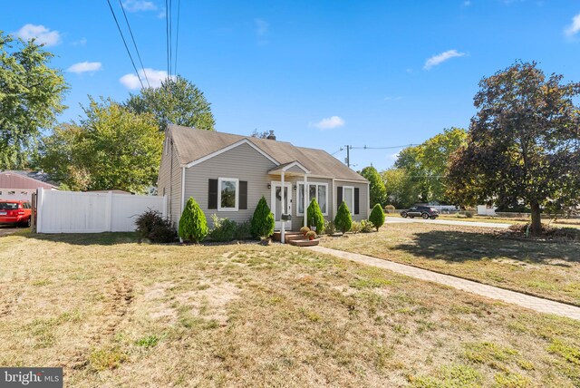 view of front of home featuring a front lawn