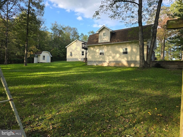 view of yard with a storage shed