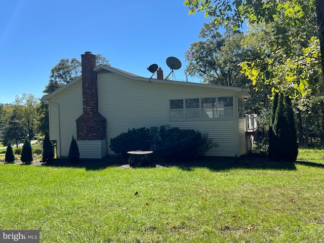 view of side of property featuring a lawn