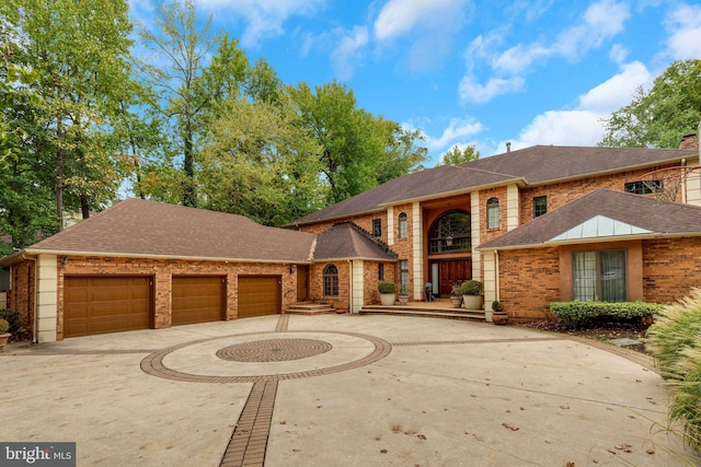 view of front facade featuring a garage