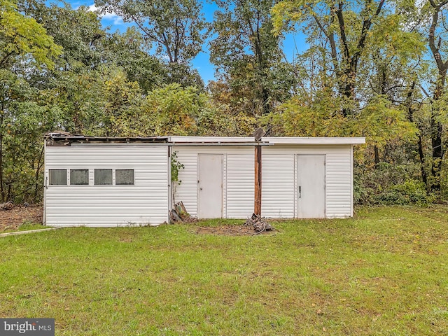 view of outdoor structure featuring a yard