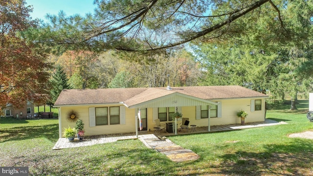 view of front of home featuring a front lawn