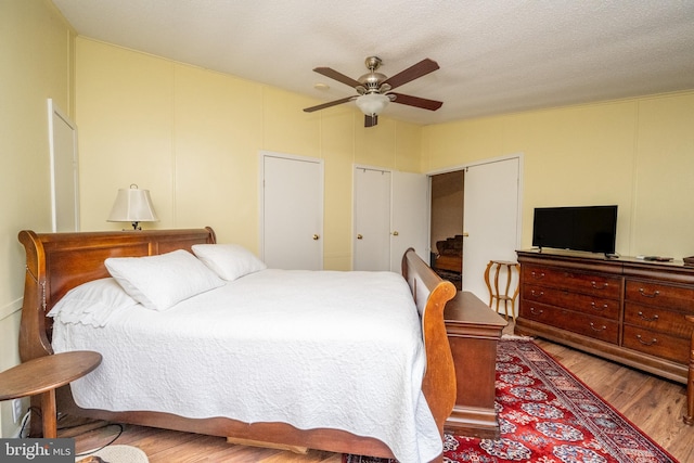 bedroom featuring ceiling fan, a textured ceiling, and light hardwood / wood-style flooring