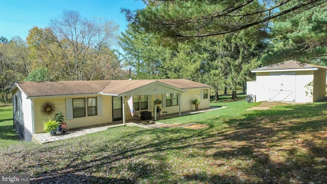 view of front facade featuring a storage unit and a front yard