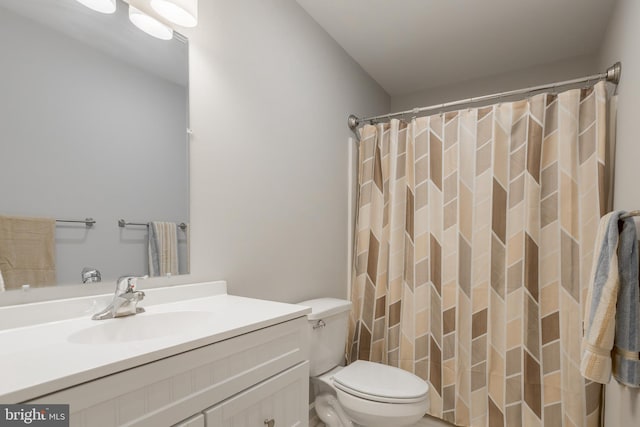 bathroom with vanity, toilet, and curtained shower