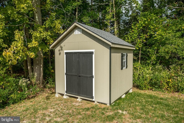 view of outbuilding with a yard