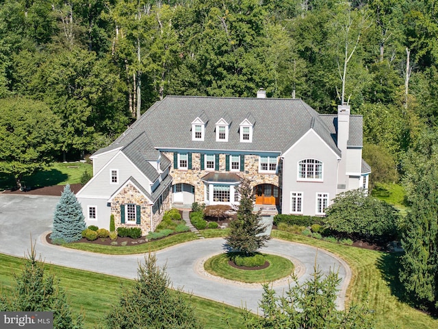 view of front of property featuring a front yard