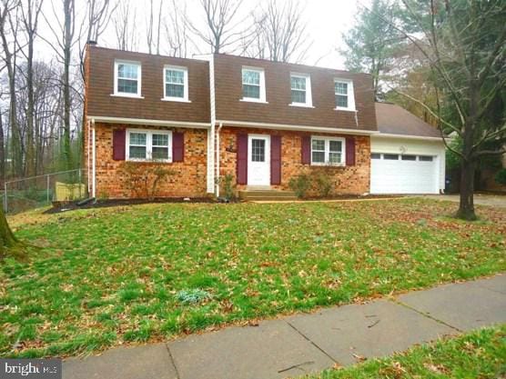 view of front of property featuring a front yard and a garage