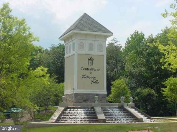 community sign with a yard