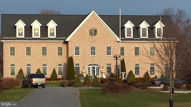 view of front facade with a front lawn