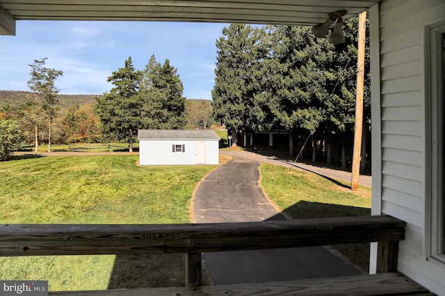 view of yard featuring a storage unit