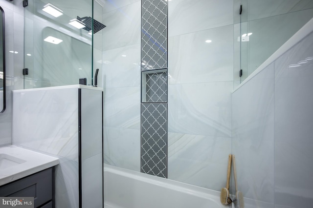 bathroom with tiled shower / bath and vanity