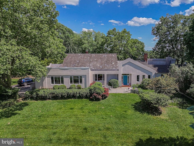 view of front of property featuring a front lawn