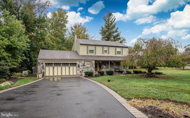 view of front of home featuring a front yard and a garage