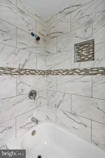 bathroom with tiled shower / bath