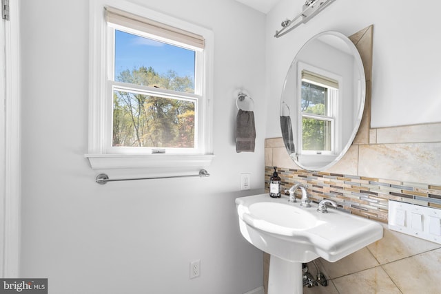 bathroom with sink and decorative backsplash