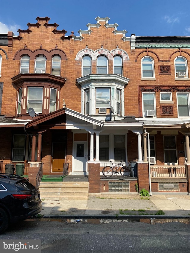 townhome / multi-family property featuring covered porch