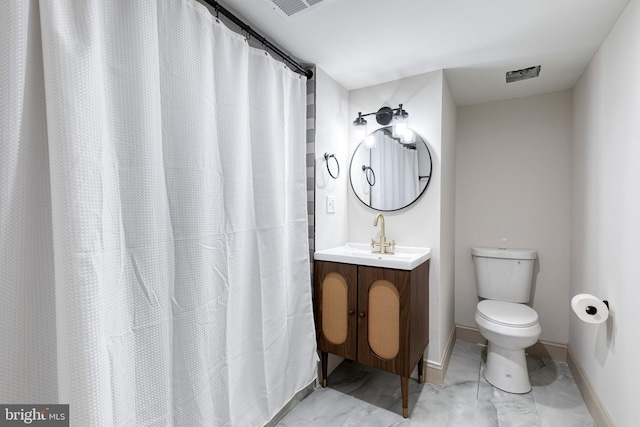 bathroom featuring a shower with curtain, vanity, and toilet