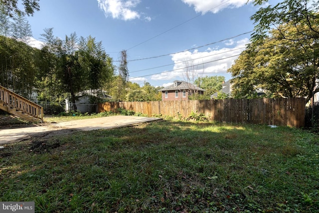 view of yard featuring a patio area