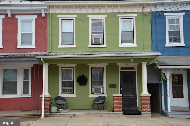 view of front facade featuring a porch