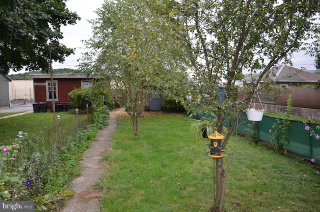 view of yard featuring an outbuilding