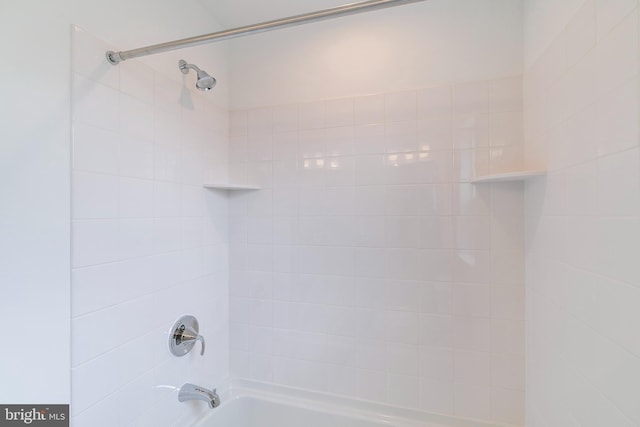 bathroom with tiled shower / bath