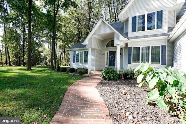 view of front facade featuring a front lawn