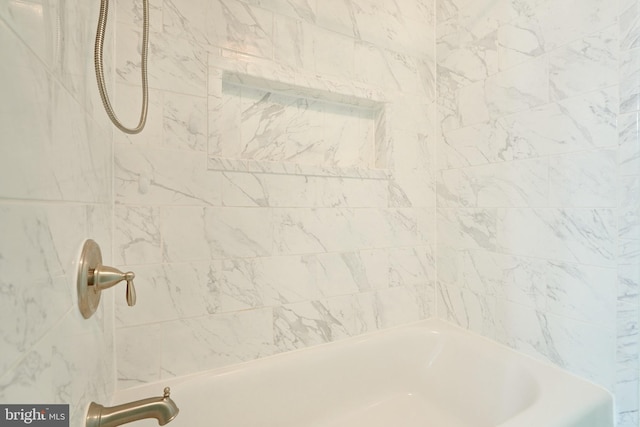 bathroom featuring tiled shower / bath combo