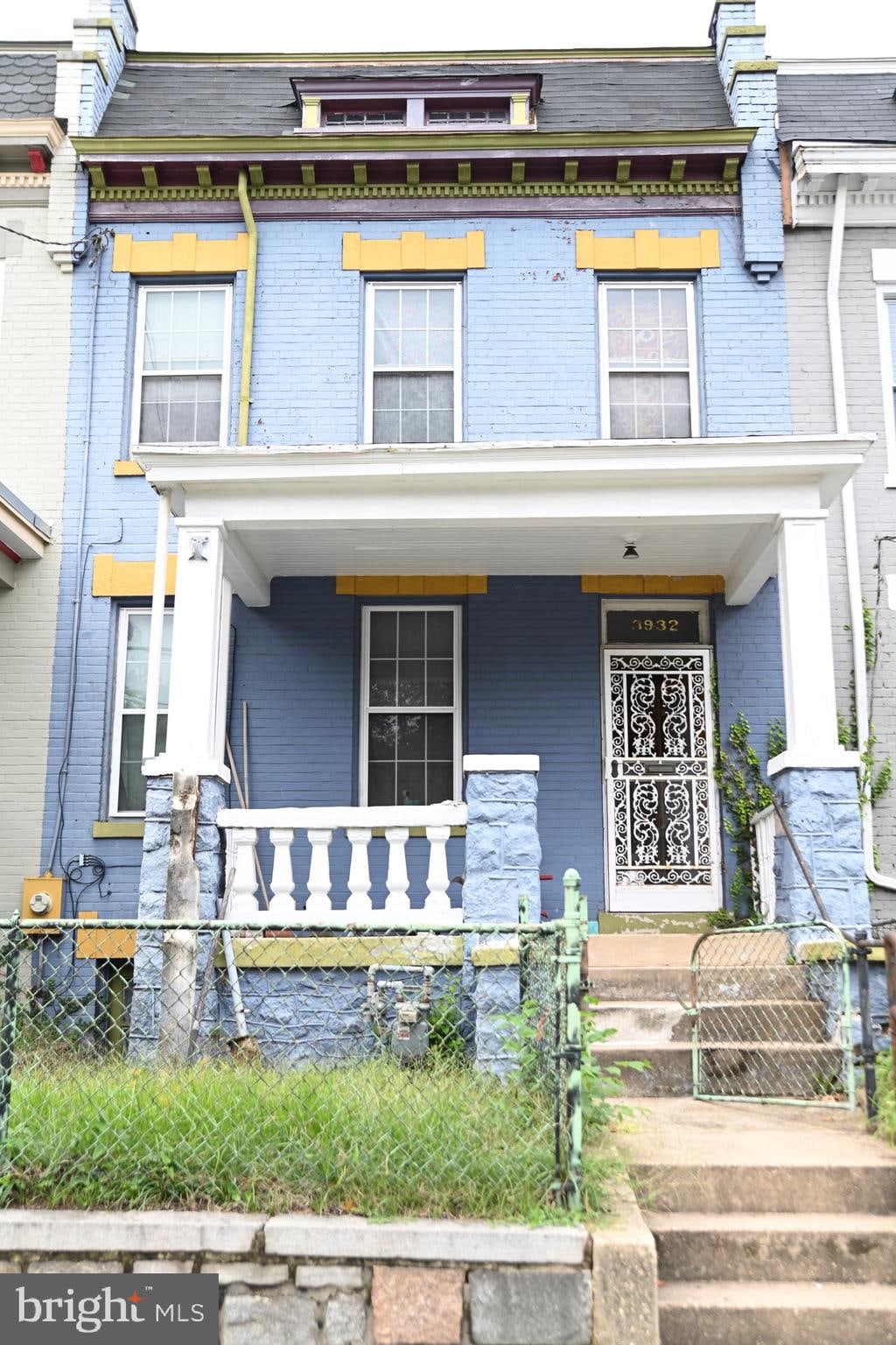 view of front of home featuring a porch