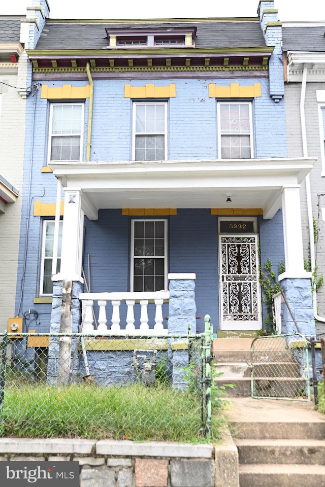 view of front of home featuring a porch