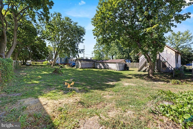 view of yard featuring a storage shed